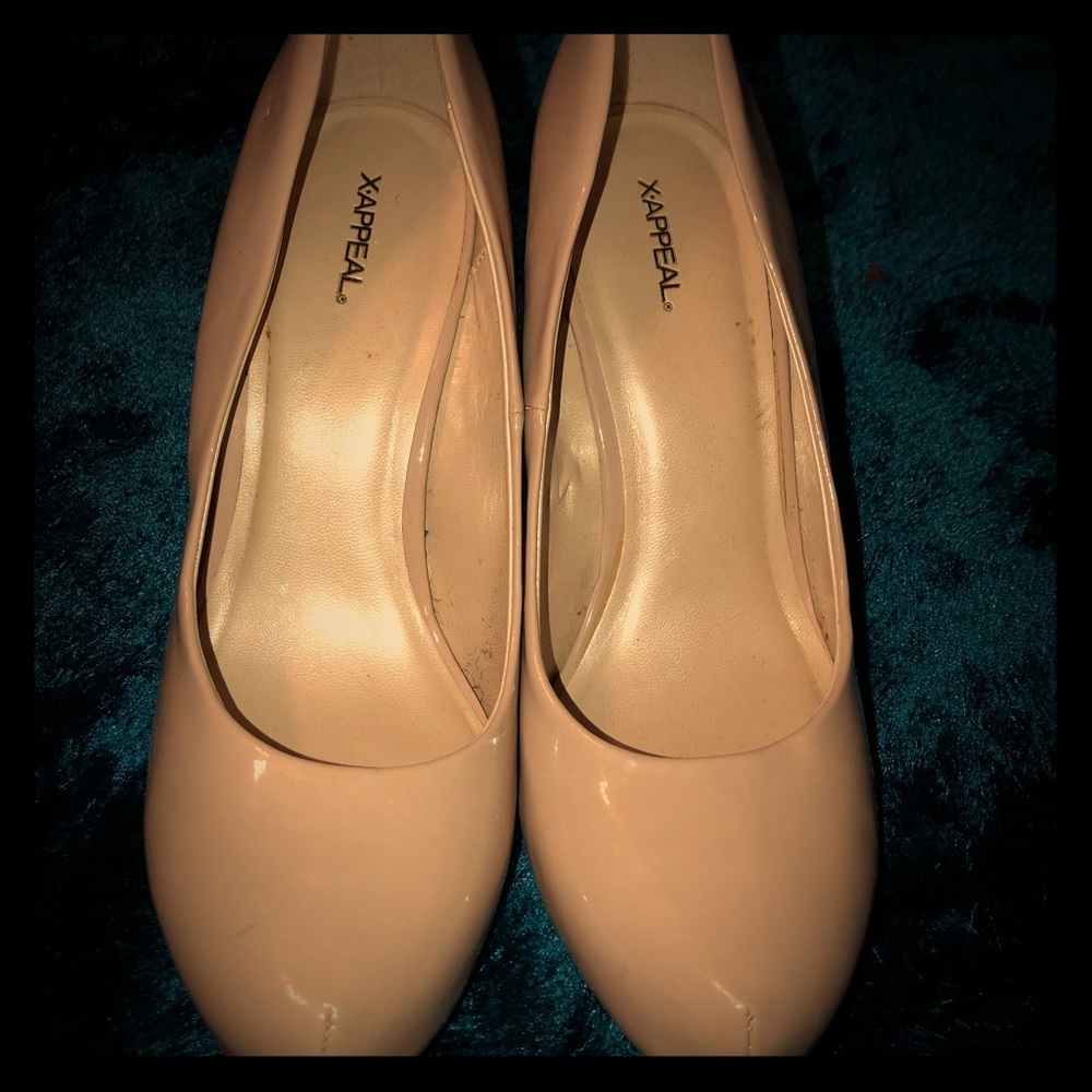 Nude patent leather pumps